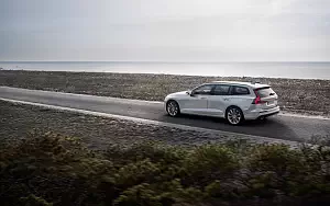 ���� ���������� Volvo V60 T6 AWD Momentum - 2018