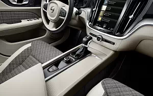 ���� ���������� Volvo V60 T6 AWD Momentum - 2018