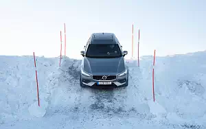 ���� ���������� Volvo V60 T5 Cross Country - 2019