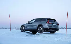���� ���������� Volvo V60 T5 Cross Country - 2019