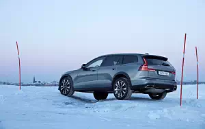 ���� ���������� Volvo V60 T5 Cross Country - 2019