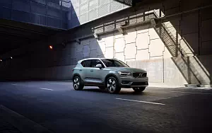 ���� ���������� Volvo XC40 T5 Momentum - 2017