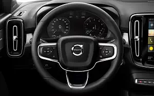 ���� ���������� Volvo XC40 T5 Momentum - 2017