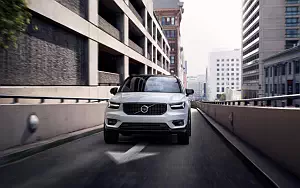 ���� ���������� Volvo XC40 T5 R-Design - 2017