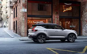 ���� ���������� Volvo XC40 T5 R-Design - 2017