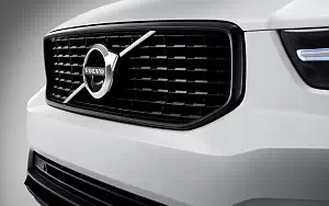 ���� ���������� Volvo XC40 T5 R-Design - 2017